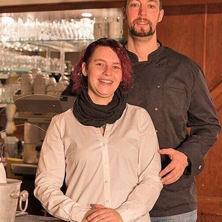 Sarah und Dean Koppe stehen am Tresen Ihres Restaurants.