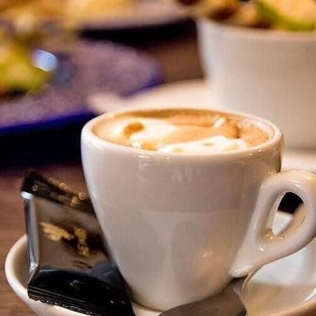 Eine Tasse Espresso mit Keks serviert.