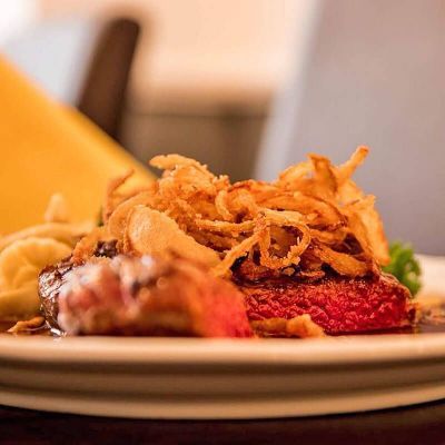 Saftiges Rindersteak garniert mit Röstzwiebeln.