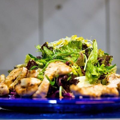 Geschnetzeltes mit Salat garniert.