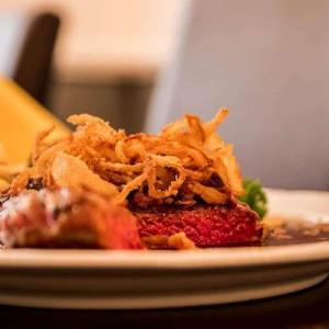 Impressionen | Rinderfilet mit Röstzwiebeln garniert
