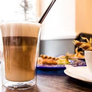 Impressionen | Ein Glas Latte Macchiato und verschiedene Desserts