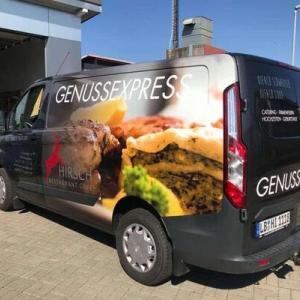 Impressionen | Schwarzer Van mit der Aufschrift Genussexpress und einem Bild von einer Speise