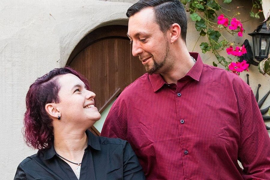 Sarah und Dean Koppe schauen sich an und lächeln dabei.